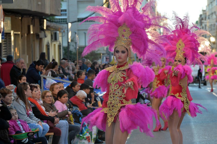 32 peñas carnavaleras llegadas de otros puntos llenan las calles de fiesta y color en una cita que bate récords