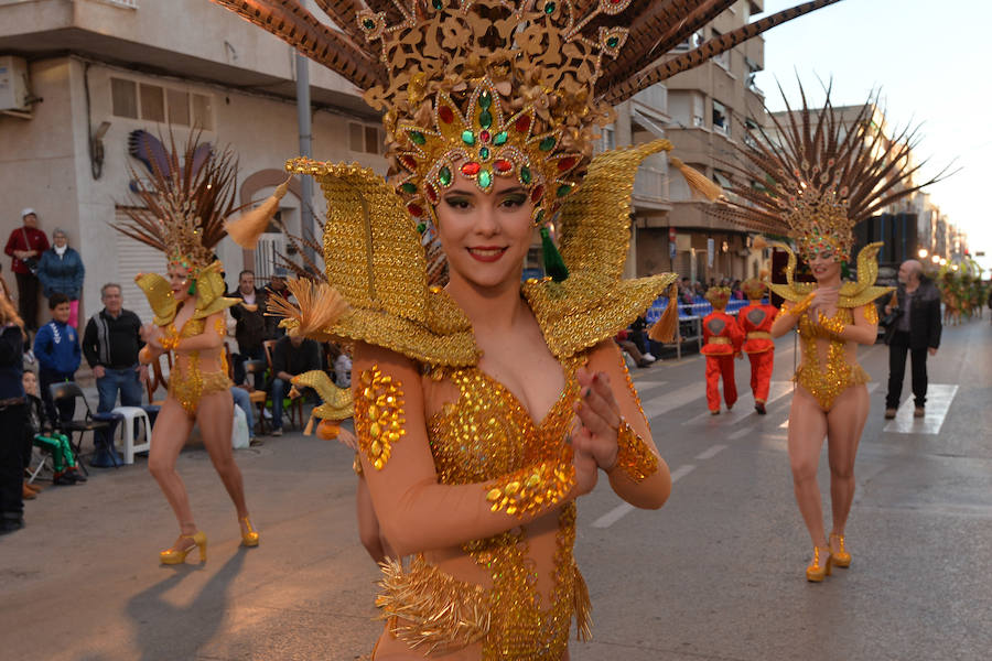 32 peñas carnavaleras llegadas de otros puntos llenan las calles de fiesta y color en una cita que bate récords