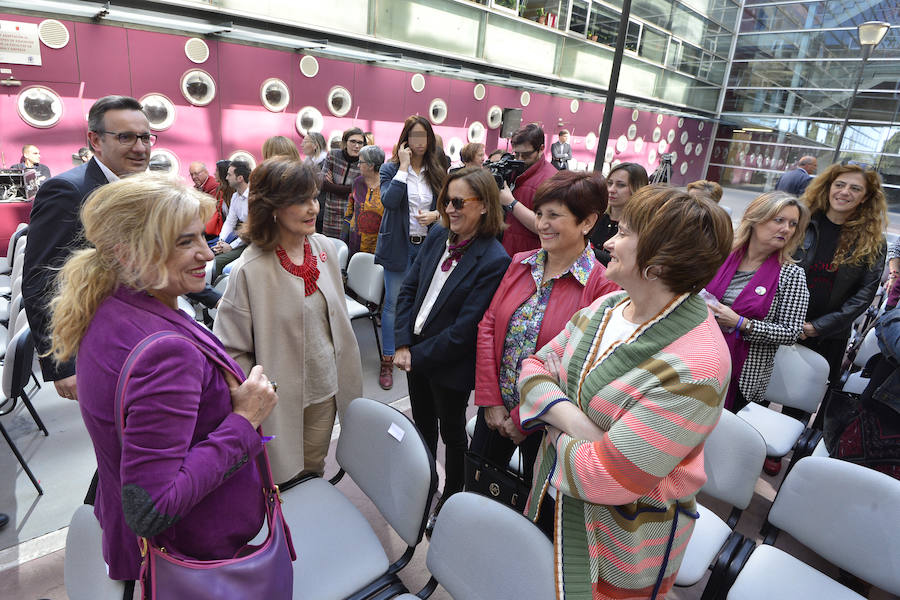 La vicepresidenta del Gobierno y secretaria de Igualdad del PSOE, Carmen Calvo, ha remarcado que el gobierno socialista «ha convertido en 9 meses la política en respuesta»