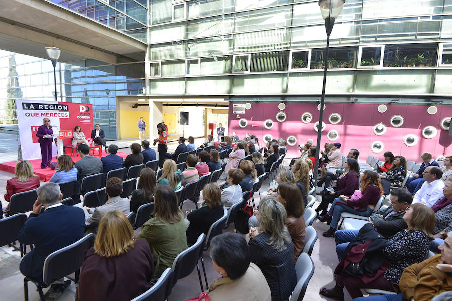 La vicepresidenta del Gobierno y secretaria de Igualdad del PSOE, Carmen Calvo, ha remarcado que el gobierno socialista «ha convertido en 9 meses la política en respuesta»