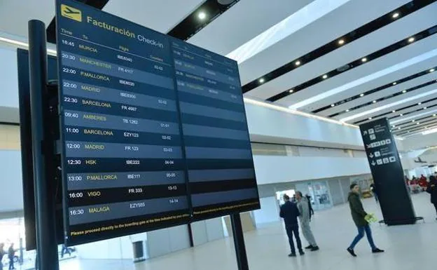 Un panel de información en el aeropuerto de Corvera.