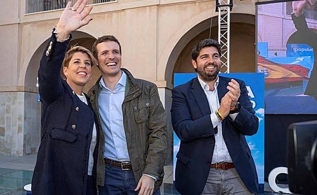 Noelia Arroyo, Pablo Casado y fernando López miras, este sábado en Cartagena.