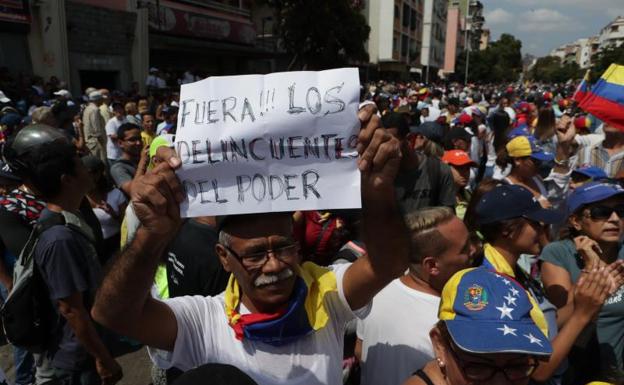 Simpatizantes del líder del Parlamento, Juan Guaidó, se manifiestan este sábado cerca de la avenida Victoria, en Caracas. 