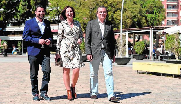 Isabel Franco, flanqueada ayer por Miguel Garaulet (d) y Mario Gómez, único candidato a la alcaldía de Murcia. 