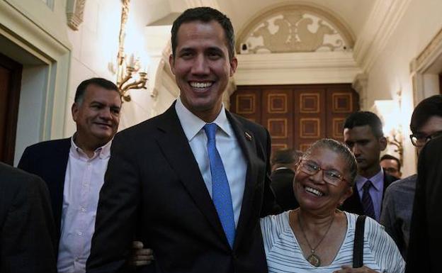 Juan Guaidó (c):