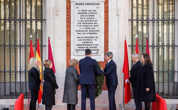 Las autoridades depositan una corona de flores ante la placa que recuerda a las víctimas del 11-M, en la Puerta del Sol. 