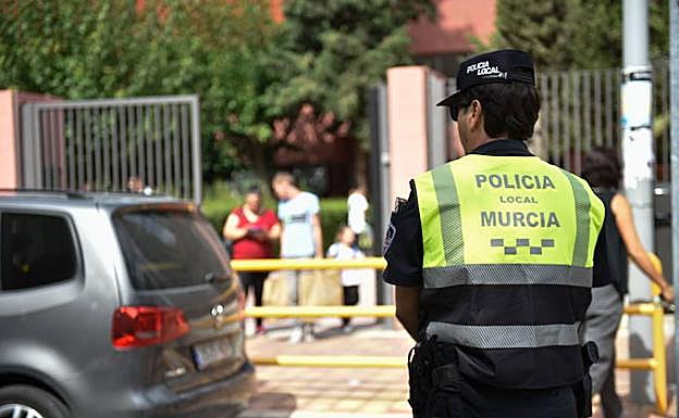 Un agente de la Policía Local en Murcia.