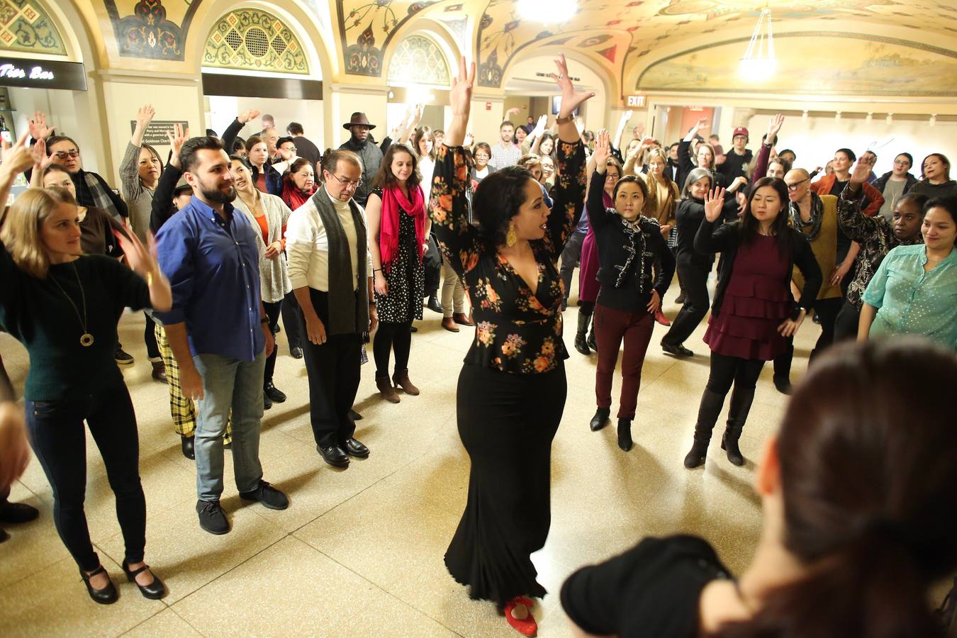 La bailaora española Sara Baras participa en el Flamenco Festival celebrado en el teatro New York City Center. Baras asegura que son los maestros como Paco de Lucía, Camarón o Carmen Amaya, a los que rinde homenaje en Nueva York con su espectáculo «Sombras», quienes «realmente han marcado un antes y un después» en el flamenco.