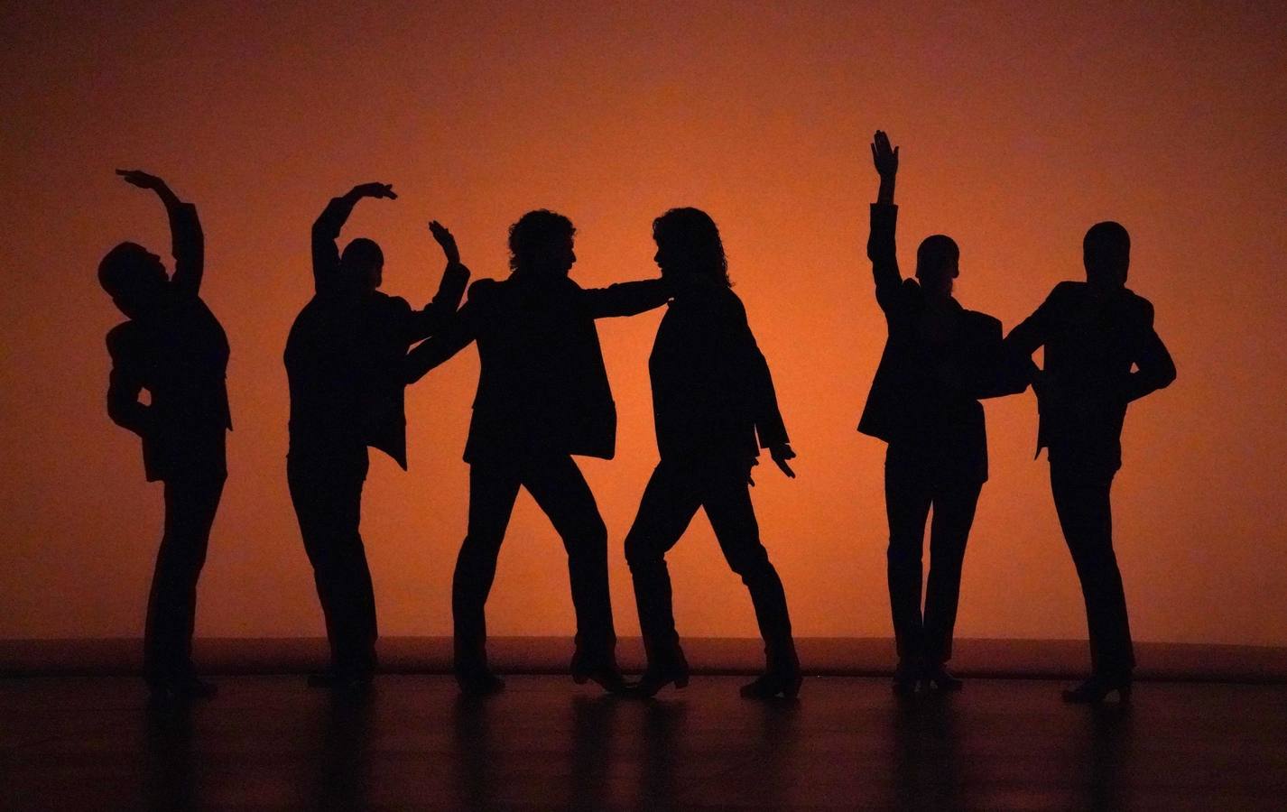 La bailaora española Sara Baras participa en el Flamenco Festival celebrado en el teatro New York City Center. Baras asegura que son los maestros como Paco de Lucía, Camarón o Carmen Amaya, a los que rinde homenaje en Nueva York con su espectáculo «Sombras», quienes «realmente han marcado un antes y un después» en el flamenco.