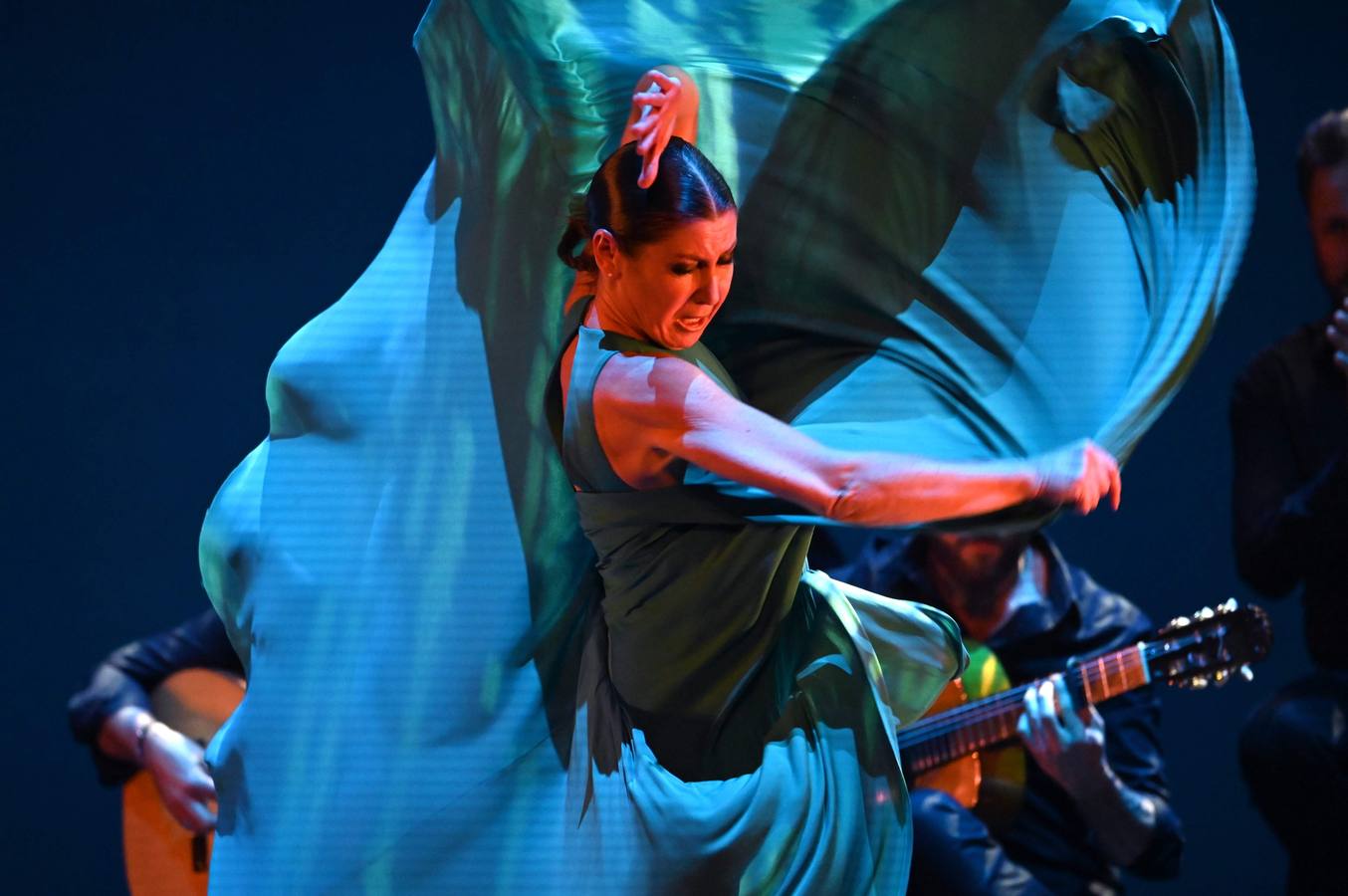 La bailaora española Sara Baras participa en el Flamenco Festival celebrado en el teatro New York City Center. Baras asegura que son los maestros como Paco de Lucía, Camarón o Carmen Amaya, a los que rinde homenaje en Nueva York con su espectáculo «Sombras», quienes «realmente han marcado un antes y un después» en el flamenco.