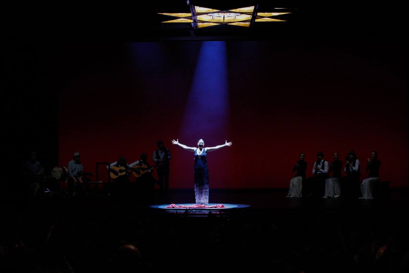 La bailaora española Sara Baras participa en el Flamenco Festival celebrado en el teatro New York City Center. Baras asegura que son los maestros como Paco de Lucía, Camarón o Carmen Amaya, a los que rinde homenaje en Nueva York con su espectáculo «Sombras», quienes «realmente han marcado un antes y un después» en el flamenco.