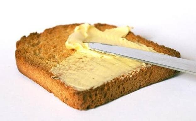 Una rebanada de pan untada con mantequilla 