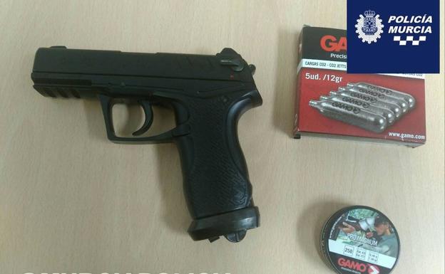 Pistola con la que el individuo detenido amenazó a agentes de la Policía Local.