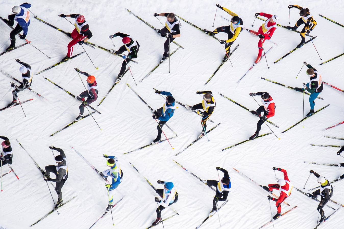 Los atletas compiten en el camino de Maloya a S-Chanf durante la 51 Maratón Anual de Esquí de Engadin en Sils, Suiza.
