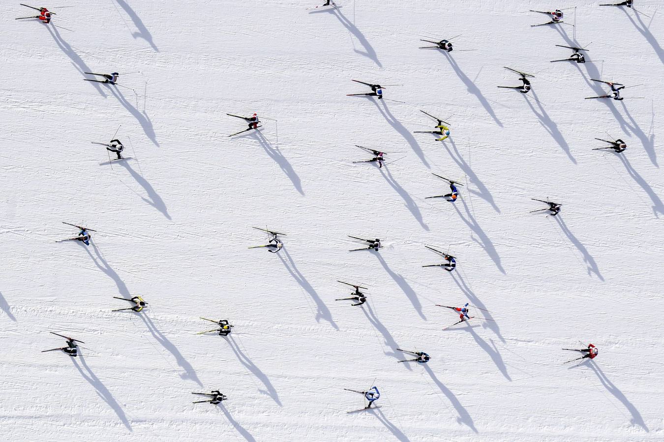 Los atletas compiten en el camino de Maloya a S-Chanf durante la 51 Maratón Anual de Esquí de Engadin en Sils, Suiza.