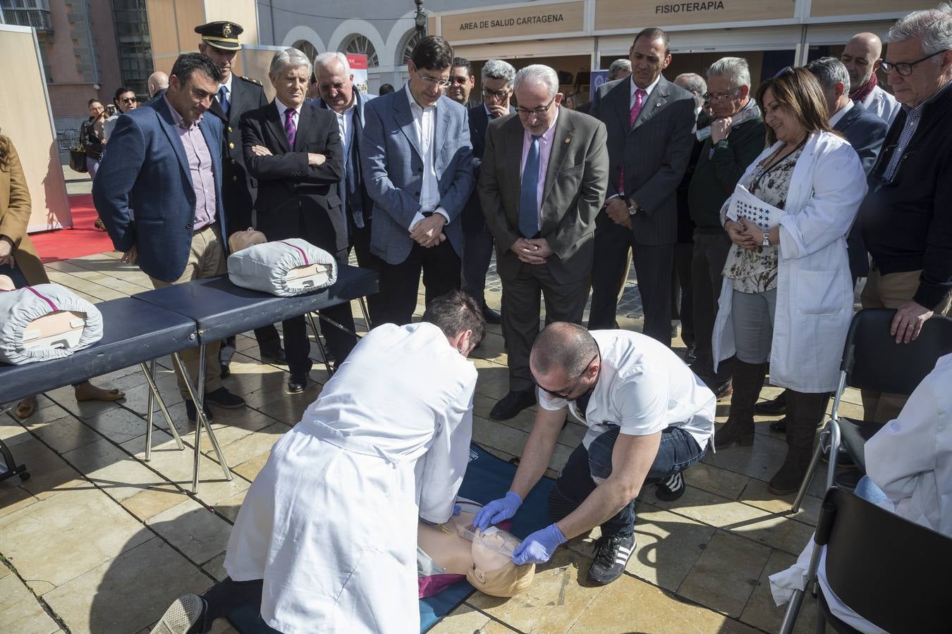 El consejero de Salud, Manuel Villegas, y el presidente de la UCAM, José Luis Mendoza inauguraron este lunes la Feria de Salud y Deporte que organiza la universidad en la Plaza Héroes de Cavite para promocionar hábitos de vida saludables como medio preventivo y también sus estudios sanitarios.