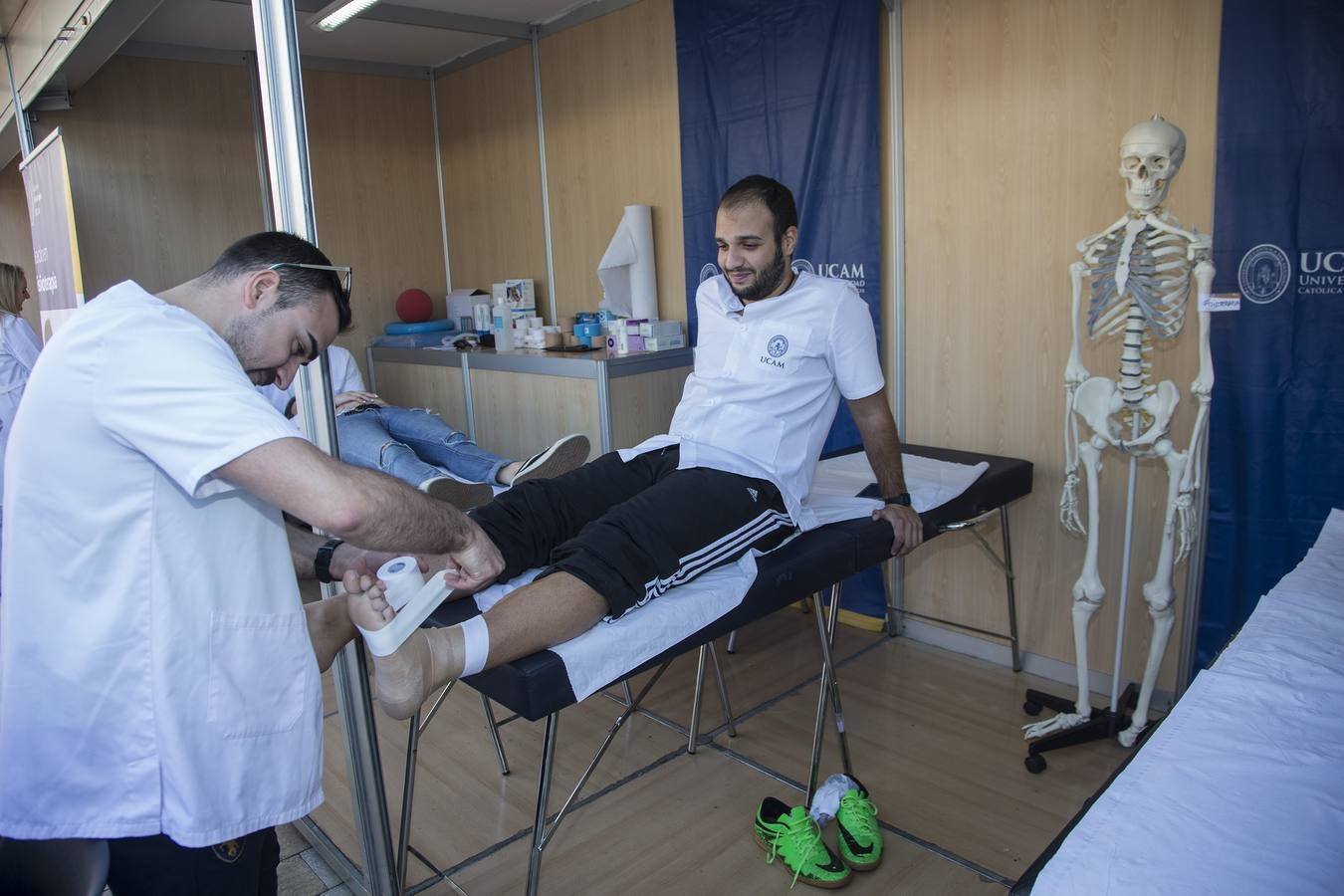 El consejero de Salud, Manuel Villegas, y el presidente de la UCAM, José Luis Mendoza inauguraron este lunes la Feria de Salud y Deporte que organiza la universidad en la Plaza Héroes de Cavite para promocionar hábitos de vida saludables como medio preventivo y también sus estudios sanitarios.