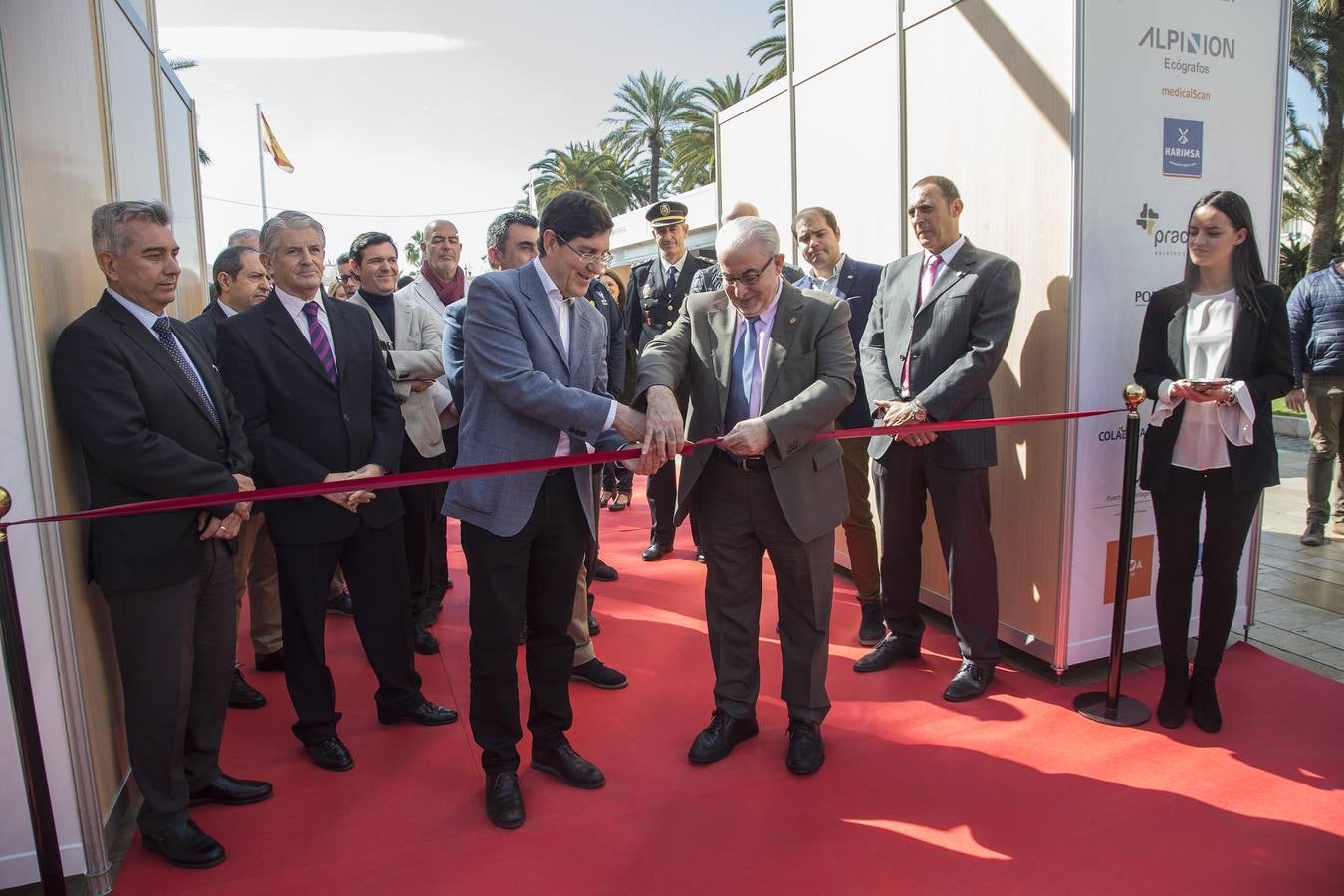 El consejero de Salud, Manuel Villegas, y el presidente de la UCAM, José Luis Mendoza inauguraron este lunes la Feria de Salud y Deporte que organiza la universidad en la Plaza Héroes de Cavite para promocionar hábitos de vida saludables como medio preventivo y también sus estudios sanitarios.