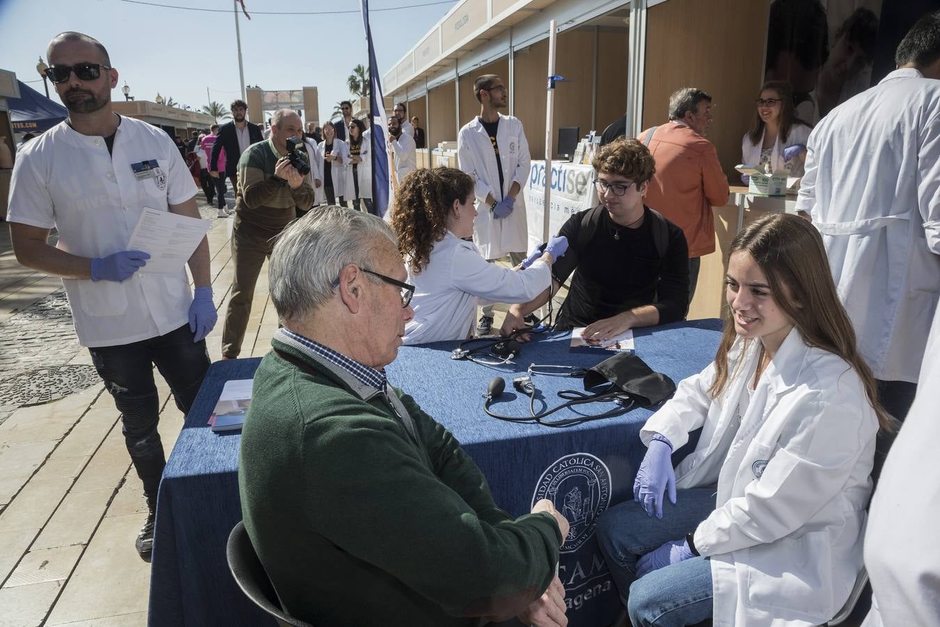 El consejero de Salud, Manuel Villegas, y el presidente de la UCAM, José Luis Mendoza inauguraron este lunes la Feria de Salud y Deporte que organiza la universidad en la Plaza Héroes de Cavite para promocionar hábitos de vida saludables como medio preventivo y también sus estudios sanitarios.