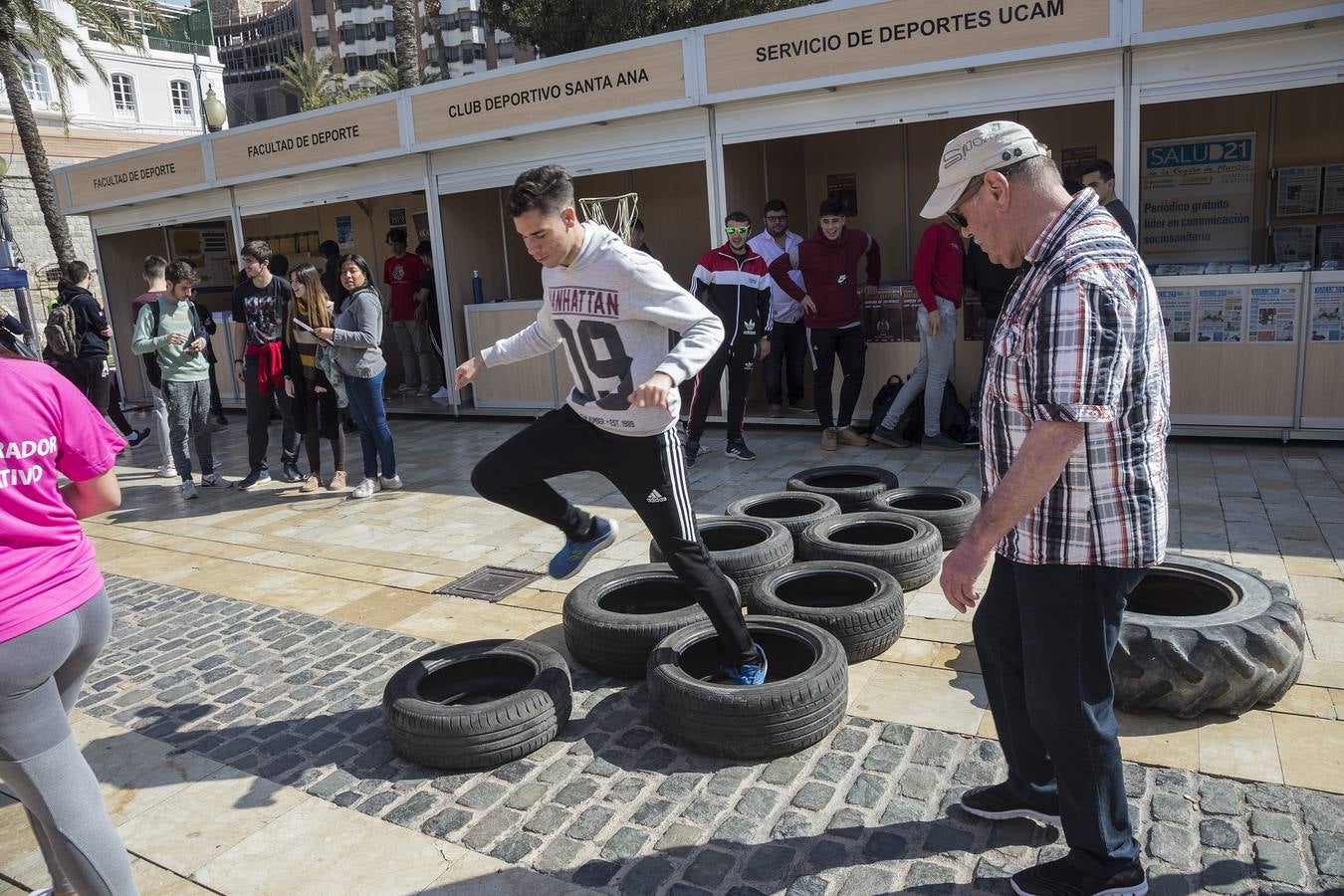 El consejero de Salud, Manuel Villegas, y el presidente de la UCAM, José Luis Mendoza inauguraron este lunes la Feria de Salud y Deporte que organiza la universidad en la Plaza Héroes de Cavite para promocionar hábitos de vida saludables como medio preventivo y también sus estudios sanitarios.