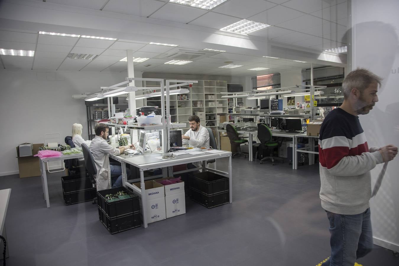 El sector de la tecnología agrícola aglutina en la Región a unas 200 empresas que facturan unos 750 millones de euros y emplean a unos 2.000 trabajadores. Así lo destacó este martes el consejero de Empleo, Universidades, Empresa y Medio Ambiente, Javier Celdrán, en su visita a la firma Nutricontrol, especializada en la fabricación de equipos de control de riego.