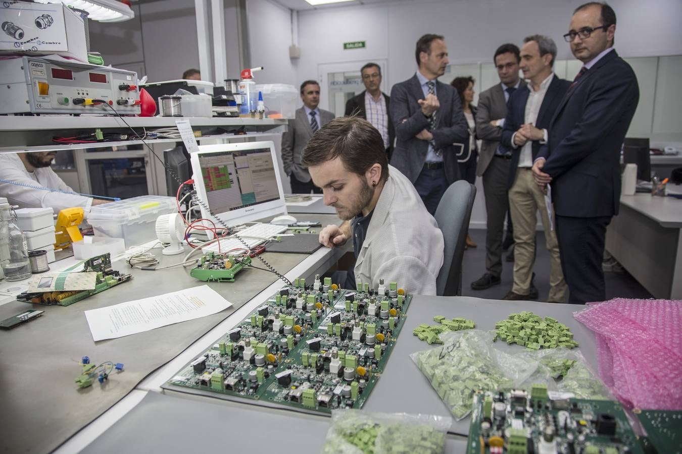 El sector de la tecnología agrícola aglutina en la Región a unas 200 empresas que facturan unos 750 millones de euros y emplean a unos 2.000 trabajadores. Así lo destacó este martes el consejero de Empleo, Universidades, Empresa y Medio Ambiente, Javier Celdrán, en su visita a la firma Nutricontrol, especializada en la fabricación de equipos de control de riego.