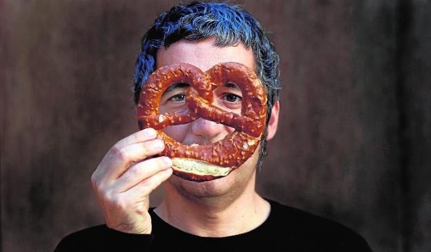 Pedro Alberto Cruz, en Murcia, con un pretzel. 