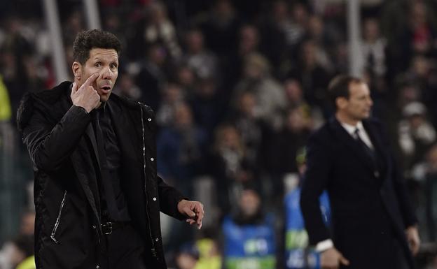 Diego Simeone gesticula con Allegri al fondo 