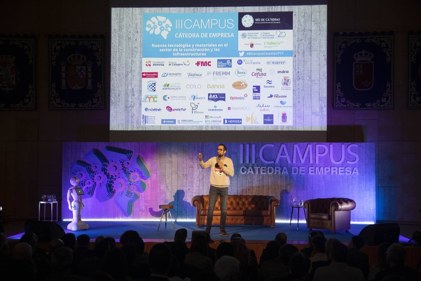 Copresentado por el robot Pepper y el humorista Chema Ruiz a la cita asistieron Juan José Ruiz y Adolfo Soengas, directores de I+D+i y de Tecnología de Grupo Aldesa. Ambos explicaron las expectativas y las implicaciones del llamado internet de las cosas (IoT). Como ejemplo, utilizaron un dispositivo que monitoriza un cruce a distancia, a través de una aplicación.