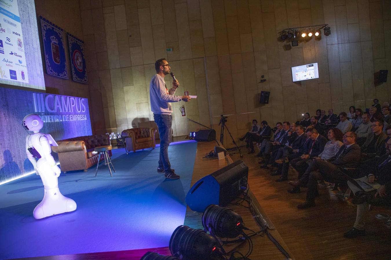 Copresentado por el robot Pepper y el humorista Chema Ruiz a la cita asistieron Juan José Ruiz y Adolfo Soengas, directores de I+D+i y de Tecnología de Grupo Aldesa. Ambos explicaron las expectativas y las implicaciones del llamado internet de las cosas (IoT). Como ejemplo, utilizaron un dispositivo que monitoriza un cruce a distancia, a través de una aplicación.