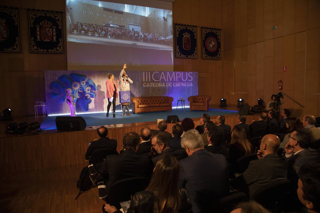 Copresentado por el robot Pepper y el humorista Chema Ruiz a la cita asistieron Juan José Ruiz y Adolfo Soengas, directores de I+D+i y de Tecnología de Grupo Aldesa. Ambos explicaron las expectativas y las implicaciones del llamado internet de las cosas (IoT). Como ejemplo, utilizaron un dispositivo que monitoriza un cruce a distancia, a través de una aplicación.