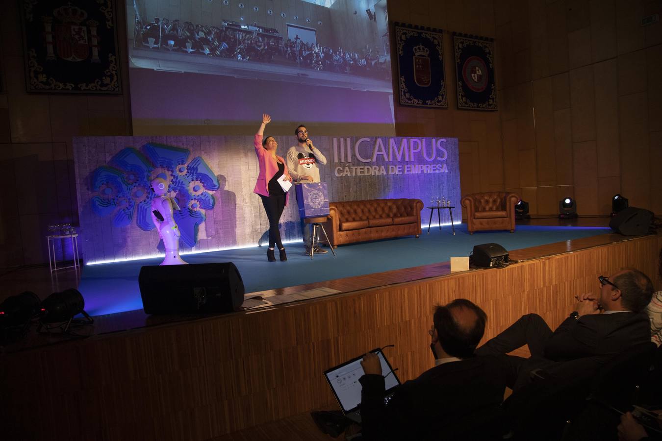 Copresentado por el robot Pepper y el humorista Chema Ruiz a la cita asistieron Juan José Ruiz y Adolfo Soengas, directores de I+D+i y de Tecnología de Grupo Aldesa. Ambos explicaron las expectativas y las implicaciones del llamado internet de las cosas (IoT). Como ejemplo, utilizaron un dispositivo que monitoriza un cruce a distancia, a través de una aplicación.