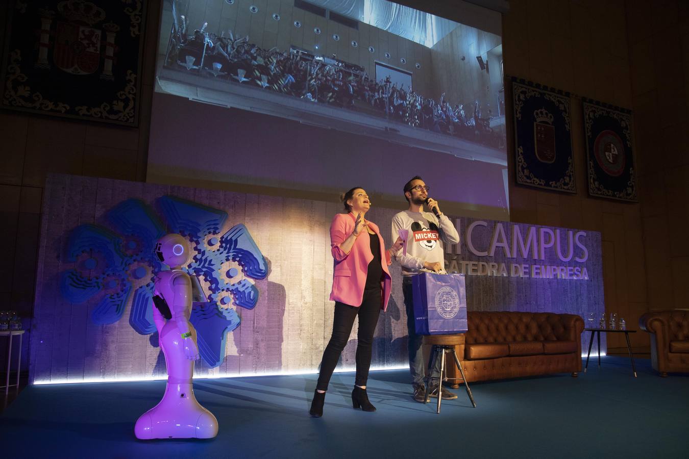 Copresentado por el robot Pepper y el humorista Chema Ruiz a la cita asistieron Juan José Ruiz y Adolfo Soengas, directores de I+D+i y de Tecnología de Grupo Aldesa. Ambos explicaron las expectativas y las implicaciones del llamado internet de las cosas (IoT). Como ejemplo, utilizaron un dispositivo que monitoriza un cruce a distancia, a través de una aplicación.