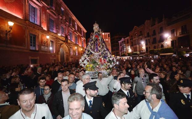 La Virgen, a su llegada a la plaza del Cardenal Belluga, este jueves. 