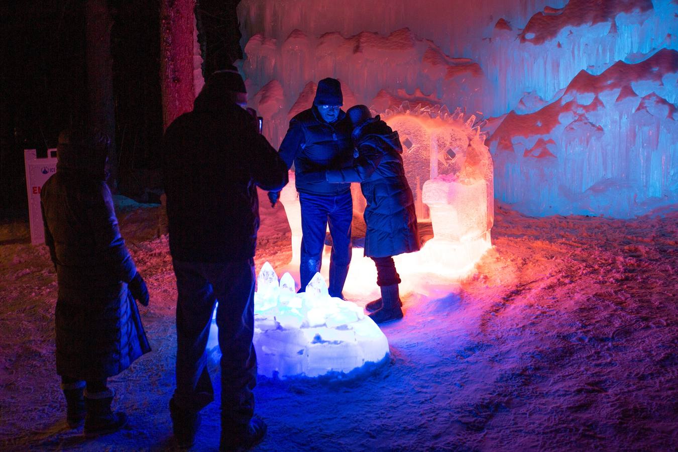 Vista del interior del castillo de hielo en North Woodstock, New Hampshire (EE.UU.). El castillo de hielo, iluminado con colores, requiere seis meses de preparación y es uno de los seis lugares en los Estados Unidos administrados por la compañía de Utah, Ice Castles.