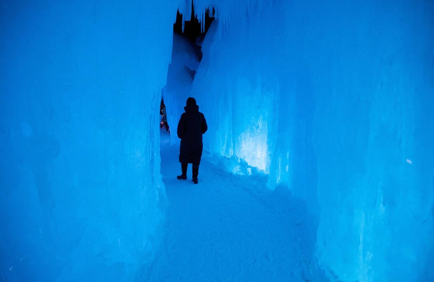 Vista del interior del castillo de hielo en North Woodstock, New Hampshire (EE.UU.). El castillo de hielo, iluminado con colores, requiere seis meses de preparación y es uno de los seis lugares en los Estados Unidos administrados por la compañía de Utah, Ice Castles.