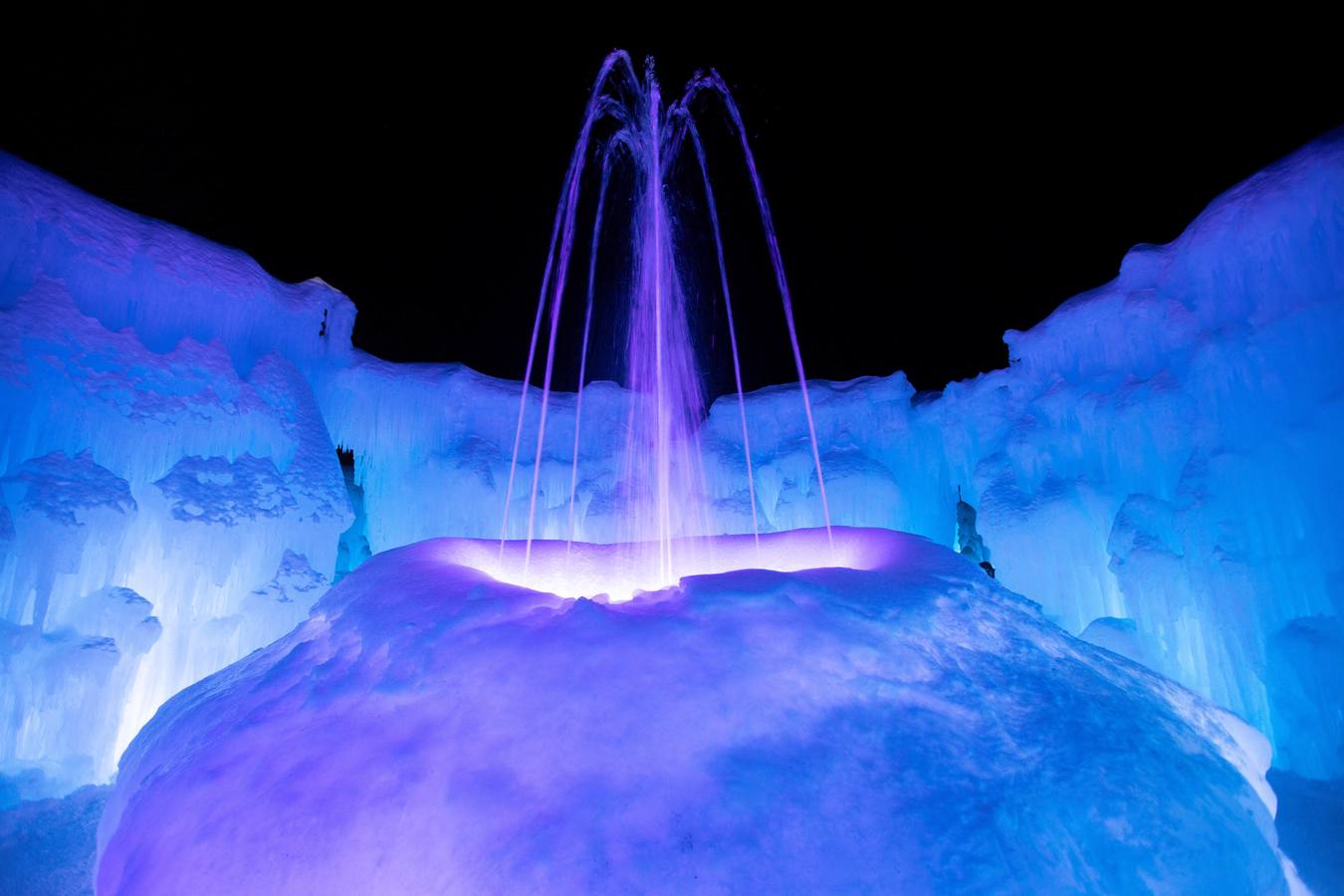 Vista del interior del castillo de hielo en North Woodstock, New Hampshire (EE.UU.). El castillo de hielo, iluminado con colores, requiere seis meses de preparación y es uno de los seis lugares en los Estados Unidos administrados por la compañía de Utah, Ice Castles.