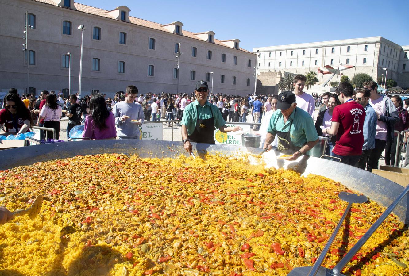 Universitarios de Industriales y 'Teleco' celebran San José en el campus, que instala un punto violeta contra las agresiones sexuales. Cocineros de la empresa El Tirol reparten platos de arroz
