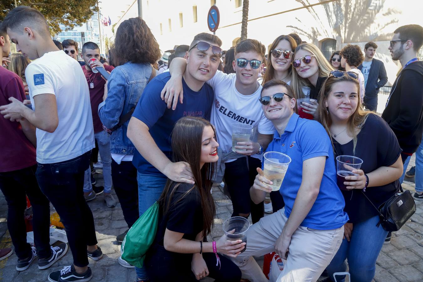 Universitarios de Industriales y 'Teleco' celebran San José en el campus, que instala un punto violeta contra las agresiones sexuales. Cocineros de la empresa El Tirol reparten platos de arroz