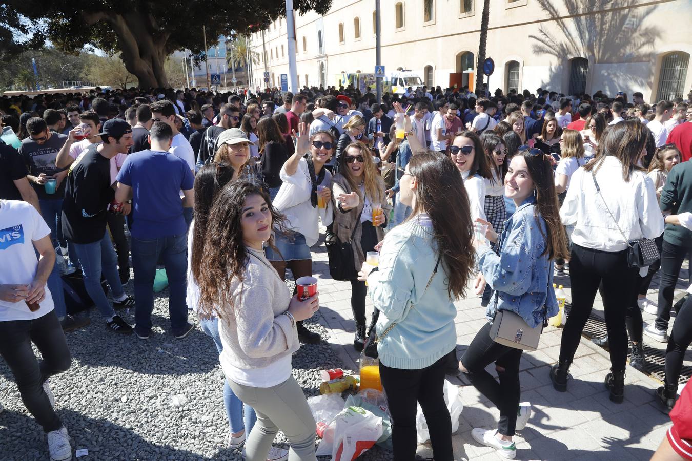 Universitarios de Industriales y 'Teleco' celebran San José en el campus, que instala un punto violeta contra las agresiones sexuales. Cocineros de la empresa El Tirol reparten platos de arroz