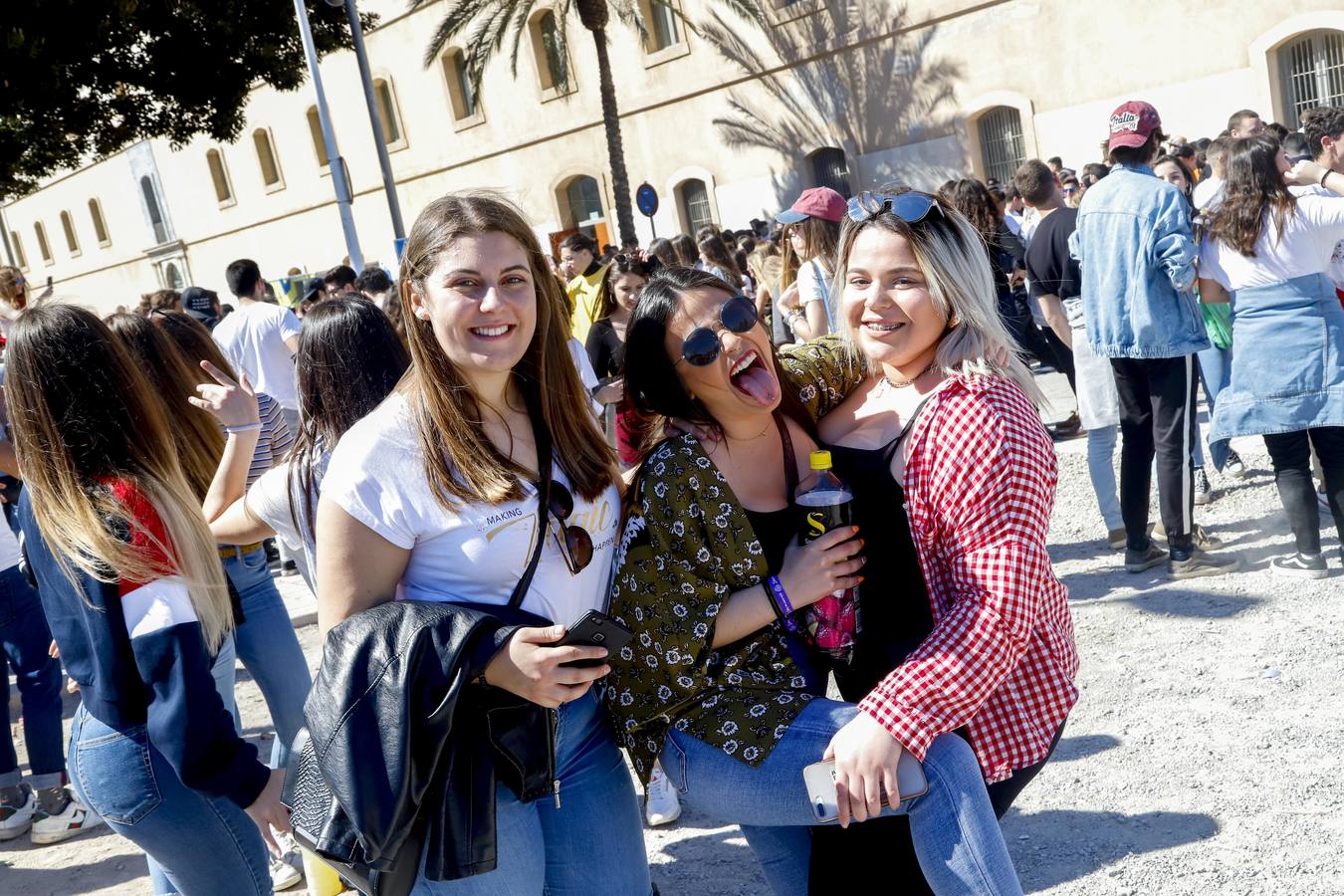 Universitarios de Industriales y 'Teleco' celebran San José en el campus, que instala un punto violeta contra las agresiones sexuales. Cocineros de la empresa El Tirol reparten platos de arroz