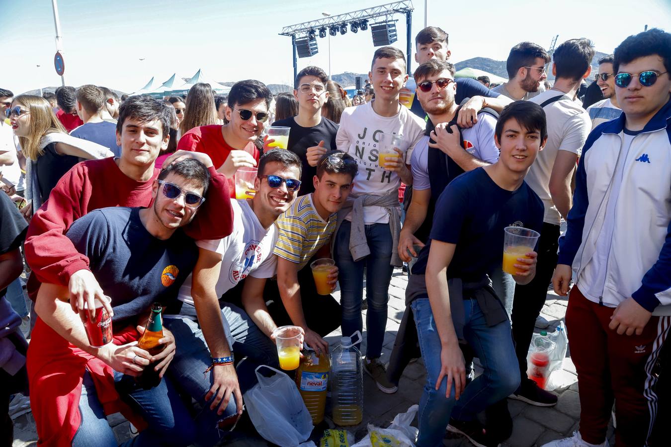 Universitarios de Industriales y 'Teleco' celebran San José en el campus, que instala un punto violeta contra las agresiones sexuales. Cocineros de la empresa El Tirol reparten platos de arroz