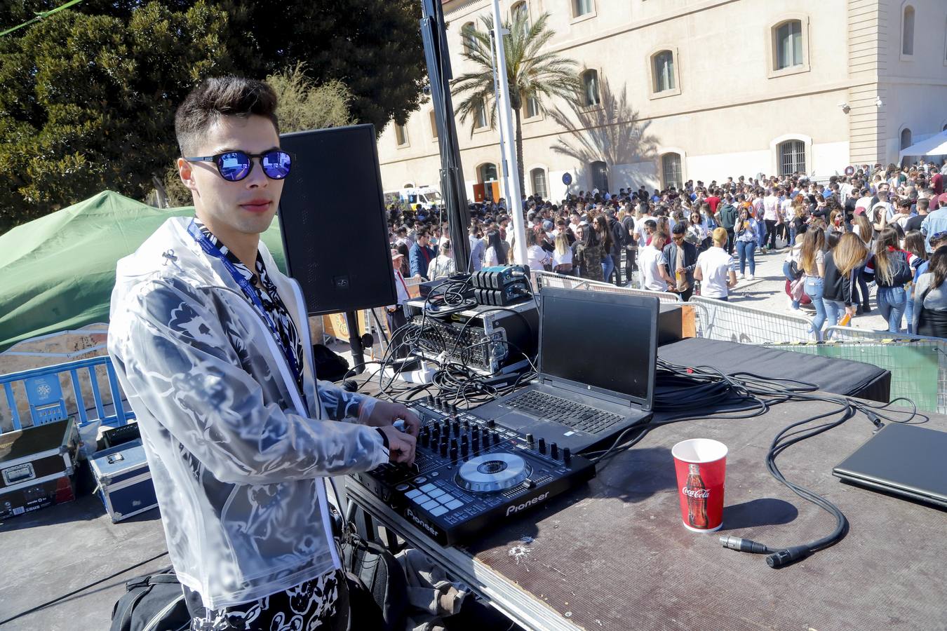 Universitarios de Industriales y 'Teleco' celebran San José en el campus, que instala un punto violeta contra las agresiones sexuales. Cocineros de la empresa El Tirol reparten platos de arroz