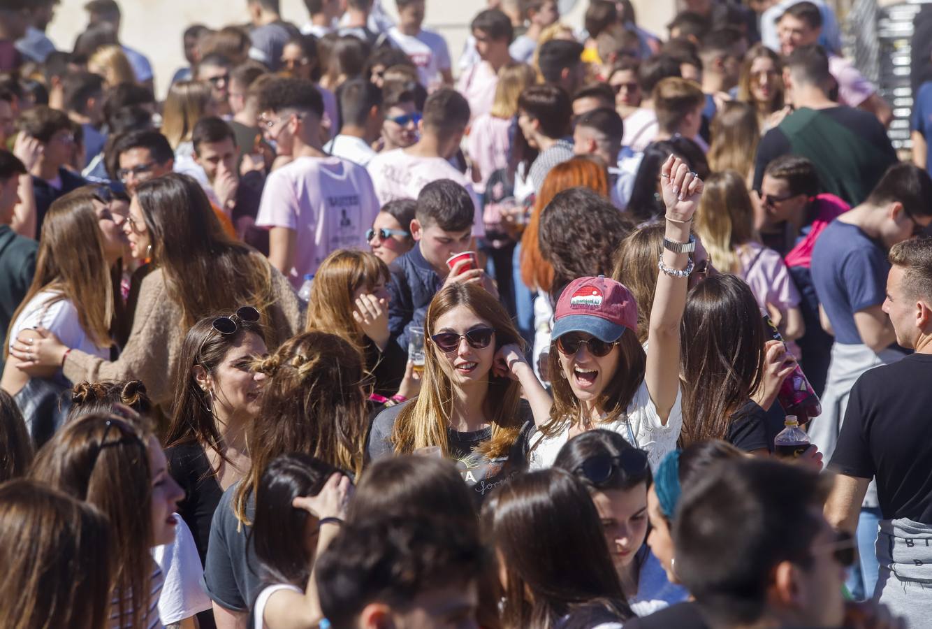 Universitarios de Industriales y 'Teleco' celebran San José en el campus, que instala un punto violeta contra las agresiones sexuales. Cocineros de la empresa El Tirol reparten platos de arroz