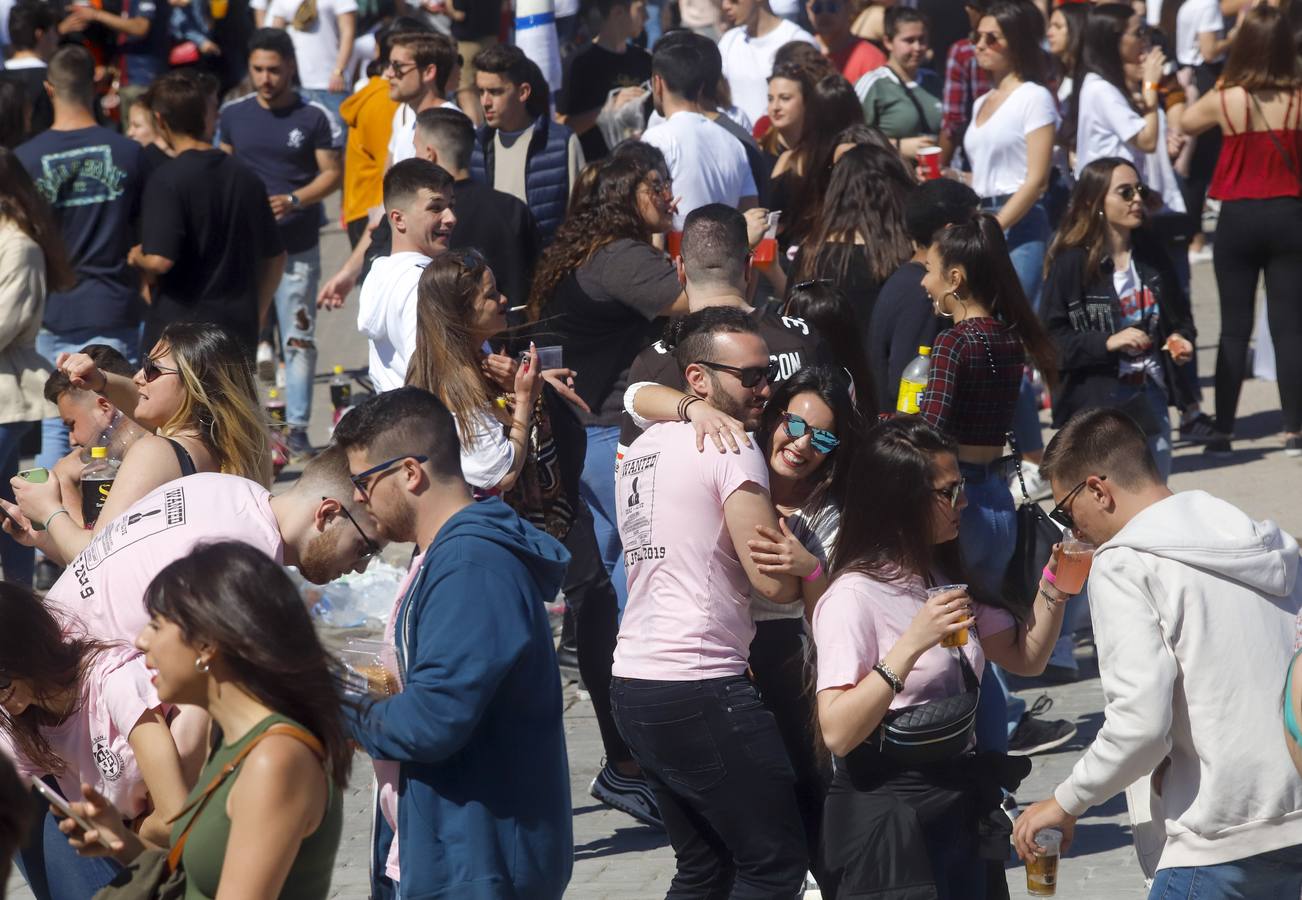 Universitarios de Industriales y 'Teleco' celebran San José en el campus, que instala un punto violeta contra las agresiones sexuales. Cocineros de la empresa El Tirol reparten platos de arroz