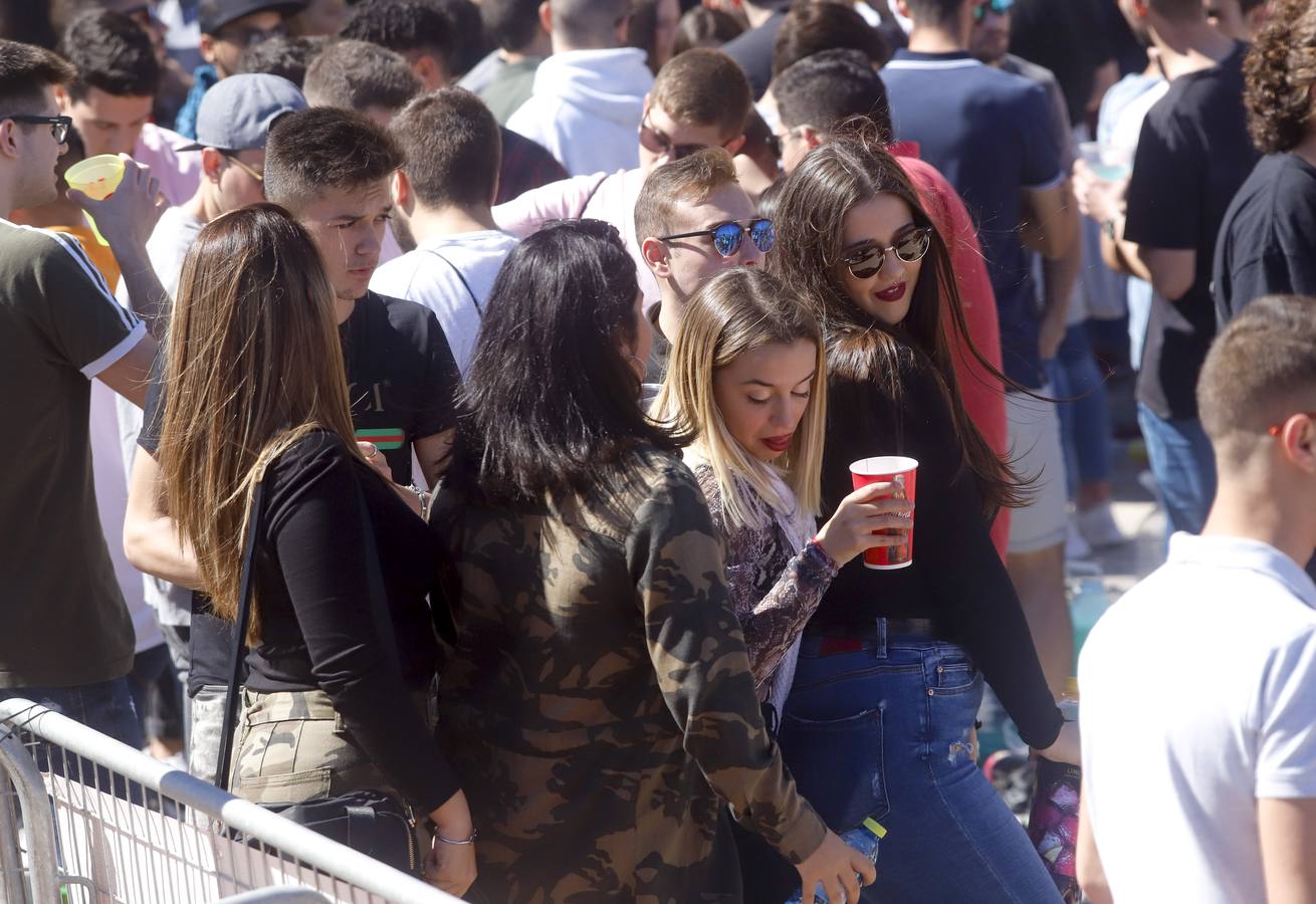 Universitarios de Industriales y 'Teleco' celebran San José en el campus, que instala un punto violeta contra las agresiones sexuales. Cocineros de la empresa El Tirol reparten platos de arroz