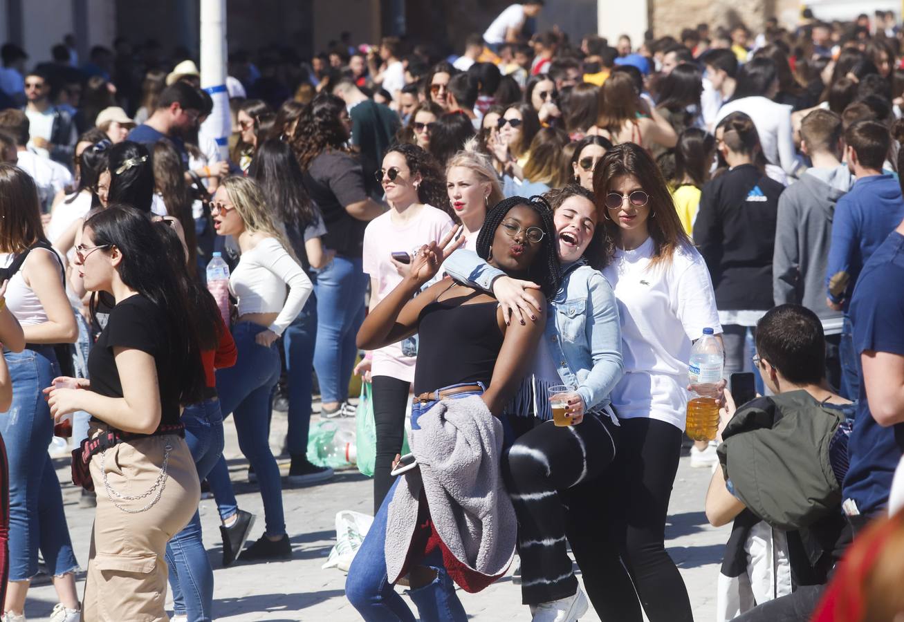 Universitarios de Industriales y 'Teleco' celebran San José en el campus, que instala un punto violeta contra las agresiones sexuales. Cocineros de la empresa El Tirol reparten platos de arroz