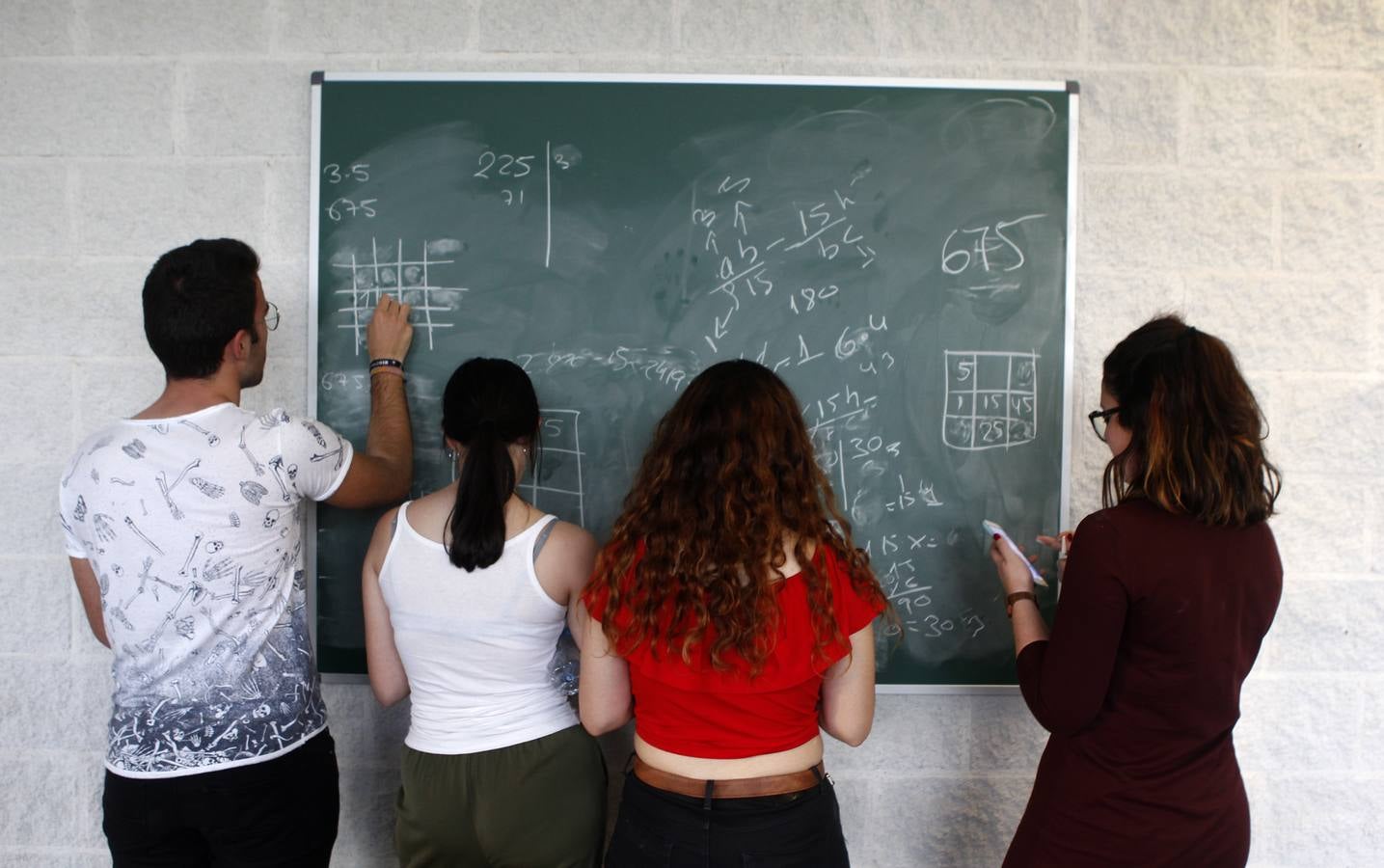 Los alumnos de la Facultad de Matemáticas de la Universidad de Murcia celebraron el Día del número Pi, que se festeja el 14 de marzo en todo el mundo, con actividades para la divulgación de su disciplina