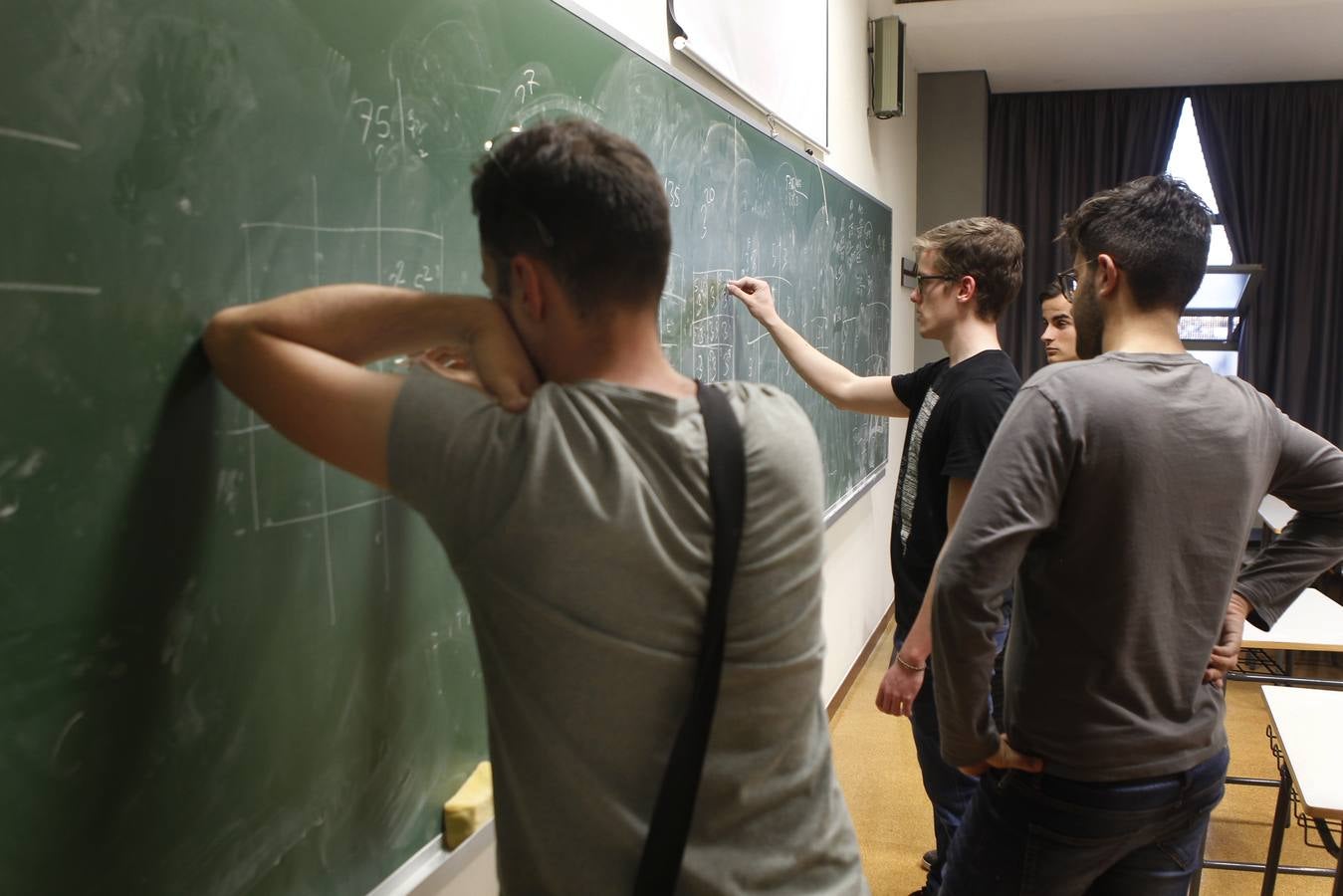 Los alumnos de la Facultad de Matemáticas de la Universidad de Murcia celebraron el Día del número Pi, que se festeja el 14 de marzo en todo el mundo, con actividades para la divulgación de su disciplina