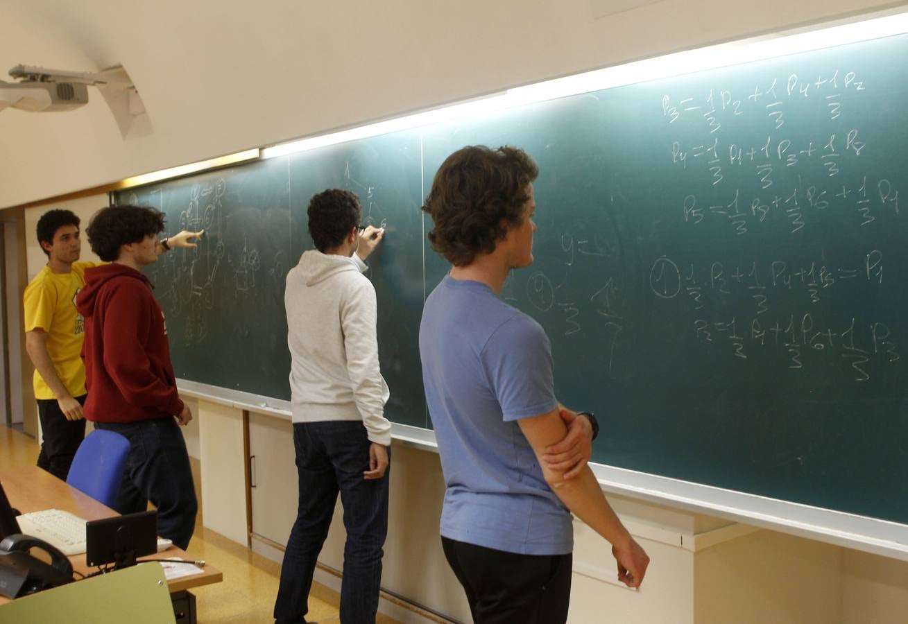 Los alumnos de la Facultad de Matemáticas de la Universidad de Murcia celebraron el Día del número Pi, que se festeja el 14 de marzo en todo el mundo, con actividades para la divulgación de su disciplina